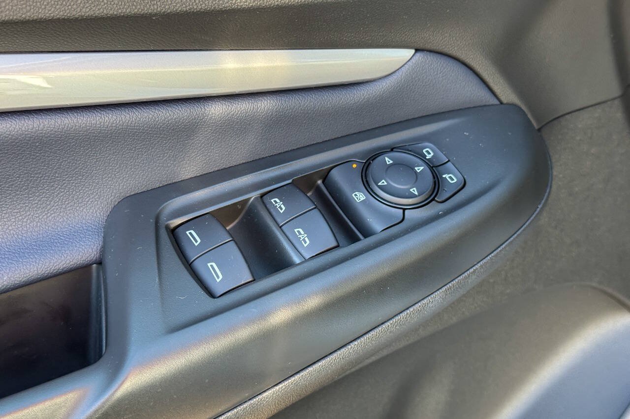 Used 2022 Chevrolet Bolt EUV LT w/ Convenience Package FWD image 21