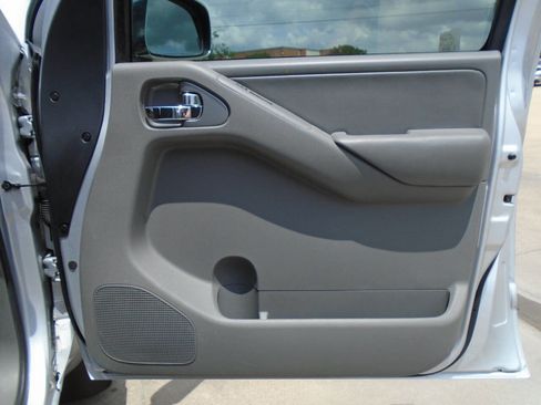 Used 2014 Nissan Frontier SL RWD image 31