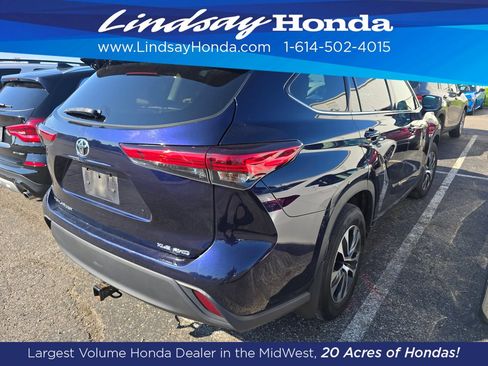 Used 2021 Toyota Highlander XLE AWD/4WD image 3