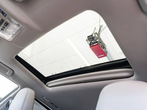 Used 2019 Toyota Highlander XLE AWD/4WD image 21