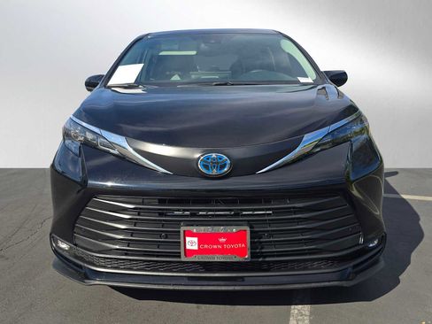 Used 2025 Toyota Sienna XLE image 8
