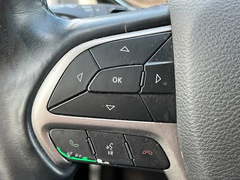 Used 2019 Jeep Grand Cherokee Laredo AWD/4WD image 19
