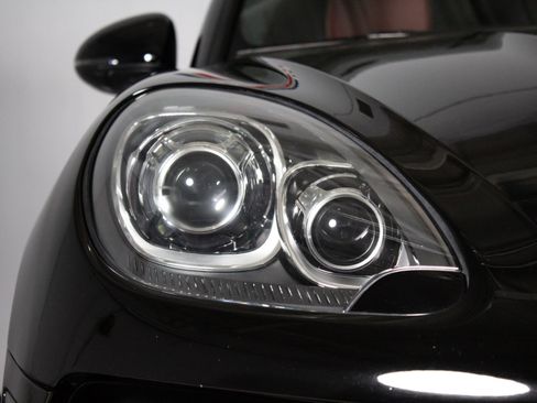 Used 2018 Porsche Macan Turbo AWD/4WD image 57