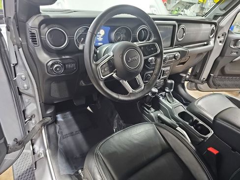Used 2018 Jeep Wrangler Unlimited Sahara image 15