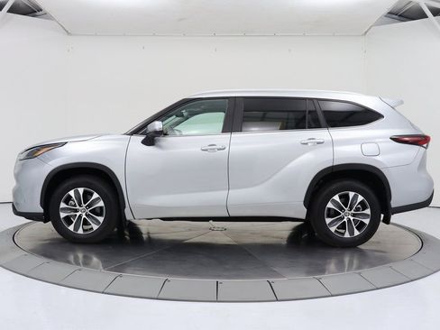 Used 2024 Toyota Highlander XLE image 2