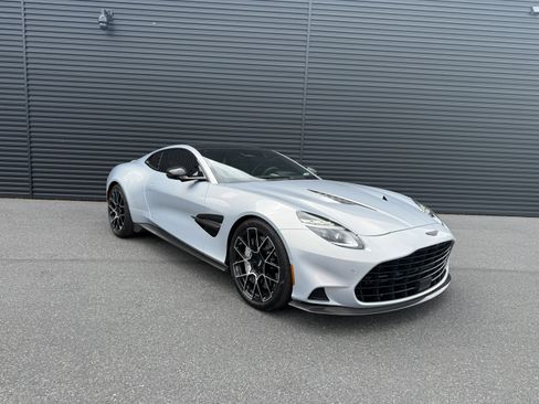 Used 2025 Aston Martin Vanquish RWD image 10