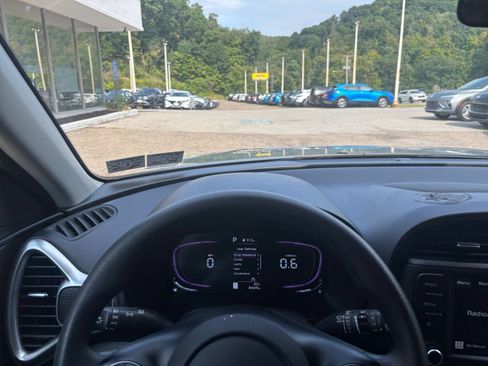 Used 2025 Kia Soul LX w/ LX Technology Package FWD image 31