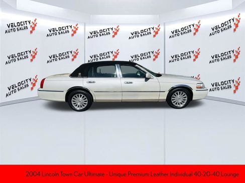 Used 2004 Lincoln Town Car Ultimate RWD image 2