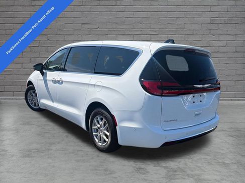 Used 2024 Chrysler Pacifica Touring-L FWD image 5