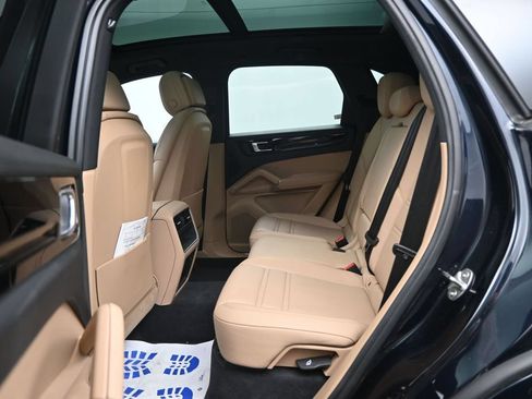 Used 2023 Porsche Cayenne AWD/4WD image 25