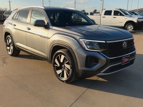 Used 2025 Volkswagen Atlas Cross Sport SE image 3