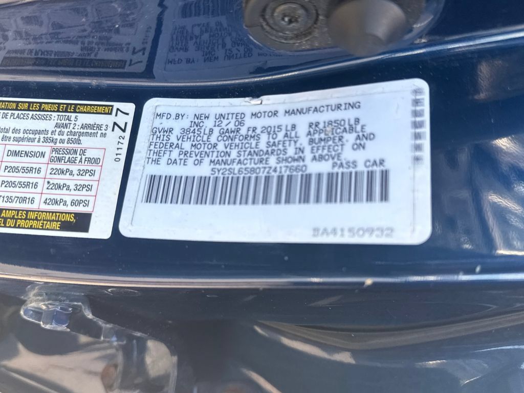 Used 2007 Pontiac Vibe w/ Preferred Package FWD image 30
