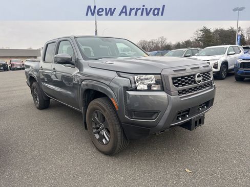 Used 2025 Nissan Frontier SV image 2