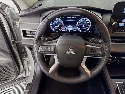 Used 2024 Mitsubishi Outlander SE AWD/4WD image 12