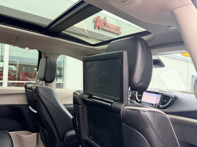 Used 2022 Chrysler Pacifica Limited w/ Uconnect Theater Family Group AWD/4WD image 18