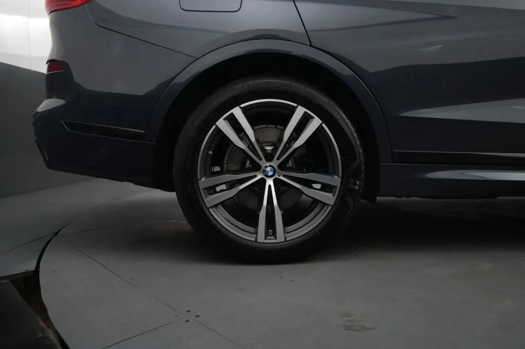 Used 2021 BMW X7 xDrive40i w/ M Sport Package AWD/4WD image 17
