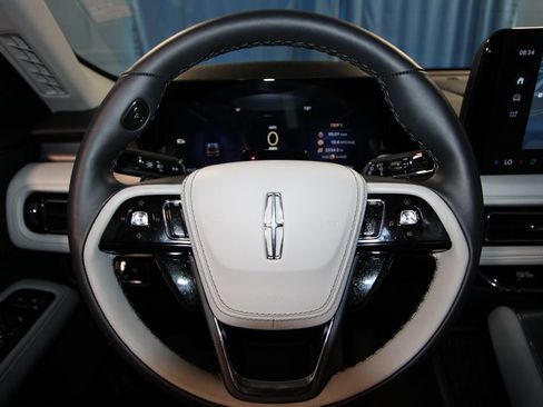Used 2026 Lincoln Aviator AWD image 12