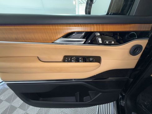 Used 2024 Jeep Grand Wagoneer Series III w/ HD Trailer Tow Package AWD/4WD image 15