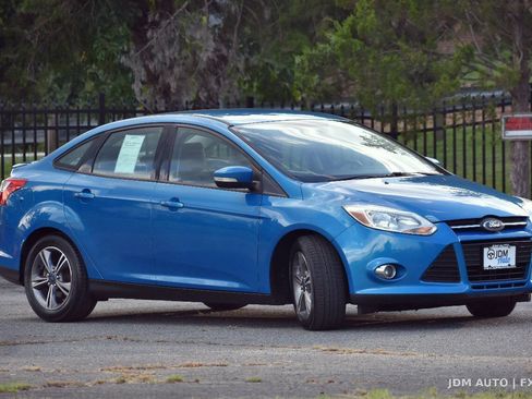 Used 2014 Ford Focus SE w/ SE Sport Package FWD image 4