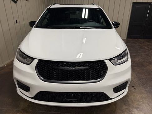 Used 2025 Chrysler Pacifica Limited FWD image 2