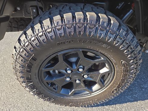 Certified 2022 Jeep Gladiator Sport AWD/4WD image 11