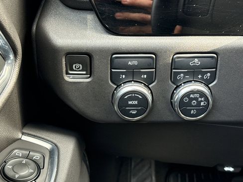 Used 2023 GMC Sierra 1500 Elevation image 35