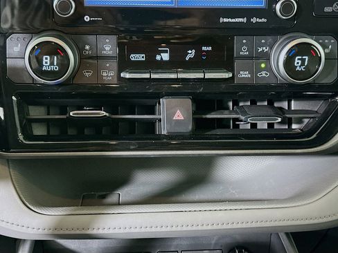 Used 2022 Toyota Highlander XLE FWD image 23