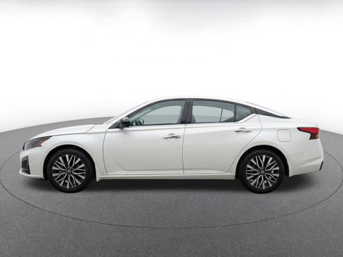 Used 2025 Nissan Altima 2.5 SV image 9