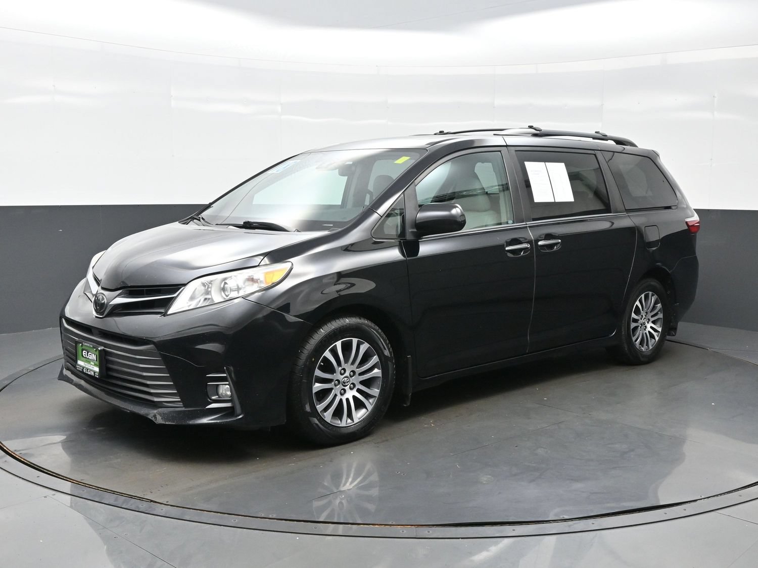 Used 2018 Toyota Sienna XLE Premium w/ Carpet Mat Package FWD image 2