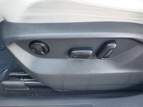 Used 2018 Volkswagen Tiguan SE image 18