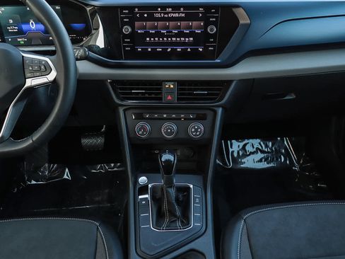 Used 2022 Volkswagen Taos SE w/ Panoramic Sunroof Package image 13