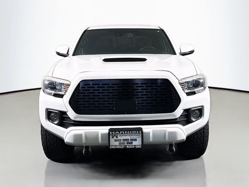 Used 2018 Toyota Tacoma SR5 AWD/4WD image 2