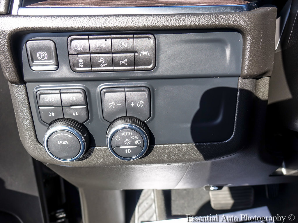 Used 2025 Chevrolet Suburban Z71 AWD/4WD image 24