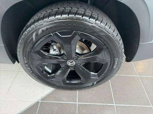 New 2026 Volkswagen Taos SE image 10