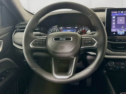 Used 2023 Jeep Compass Latitude w/ Sun and Sound Group AWD/4WD image 18