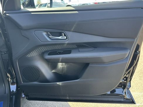 Used 2025 Nissan Ariya AWD image 23