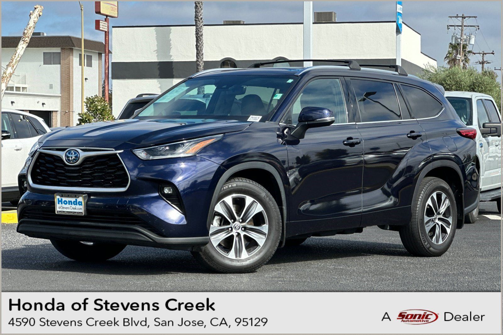Used 2021 Toyota Highlander XLE AWD/4WD image 1
