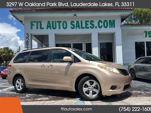 Used 2012 Toyota Sienna LE FWD image 2