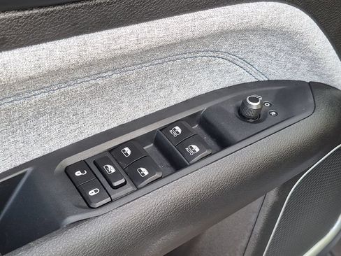 Used 2025 Jeep Compass Latitude w/ Convenience Group AWD/4WD image 19