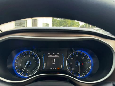 Used 2017 Chrysler Pacifica Touring FWD image 21