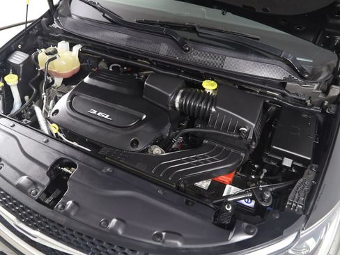 Used 2018 Chrysler Pacifica Touring-L FWD image 18