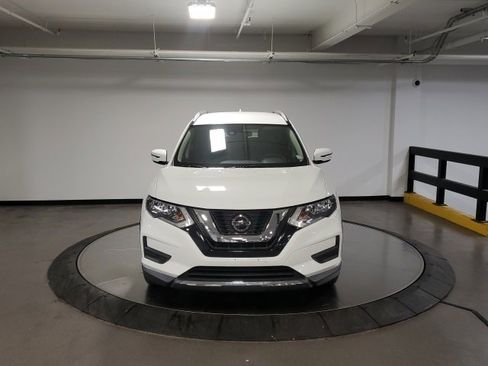 Used 2019 Nissan Rogue SV image 2