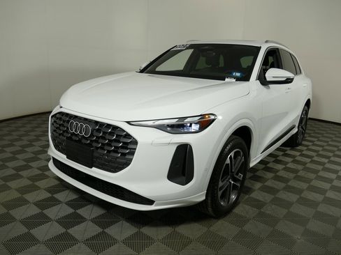 Certified 2025 Audi Q5 Premium w/ Convenience Package image 7