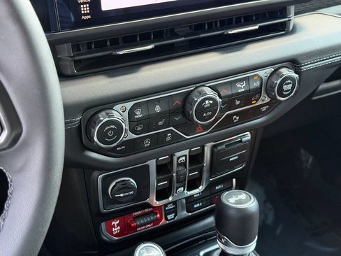 Used 2025 Jeep Wrangler Unlimited Rubicon AWD/4WD image 34