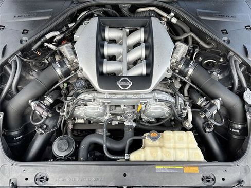 Used 2010 Nissan GT-R Premium image 11