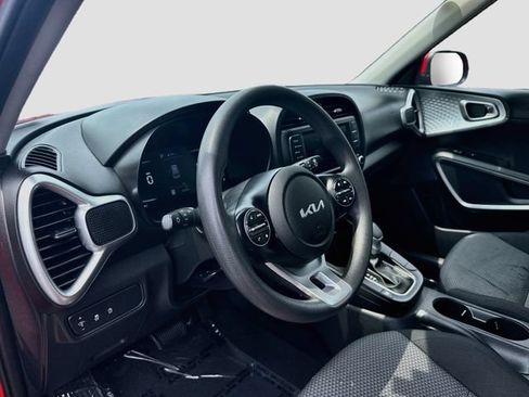 Used 2023 Kia Soul LX w/ LX Technology Package FWD image 11