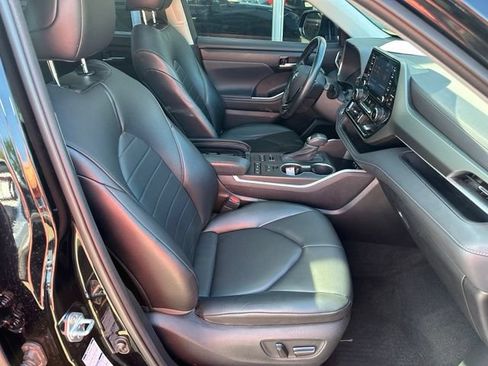 Used 2021 Toyota Highlander XLE AWD/4WD image 12