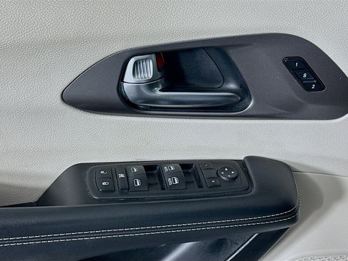 Used 2024 Chrysler Pacifica Touring-L image 15
