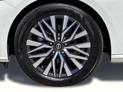 Used 2025 Nissan Altima 2.5 SV FWD image 11