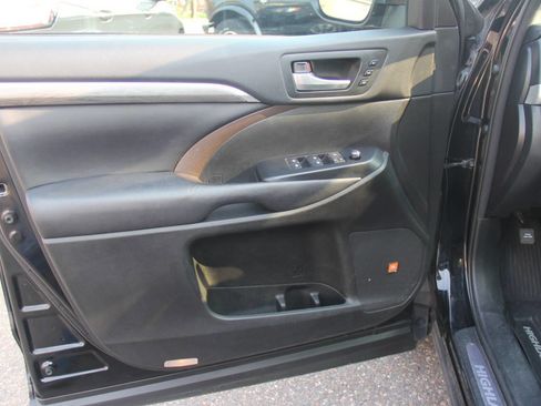 Used 2018 Toyota Highlander Limited AWD 4dr SUV image 29